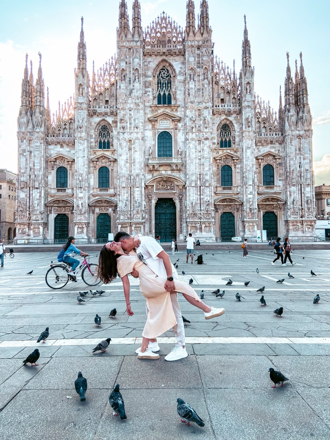 Couple posing in front of Milan Cathedral